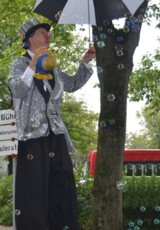 Stelzenmann Clown Piet Paillette Seifenblasenwolken Riesenseifenblasen Seifenblasen